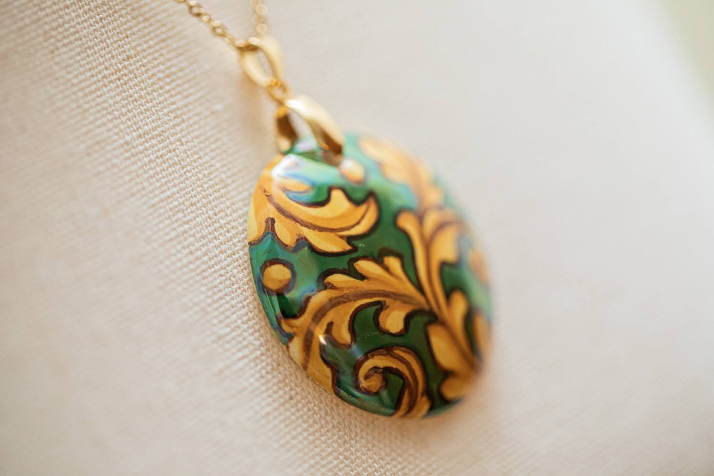 Linea LUXURY Gold and Green Leaves Small Round Necklace