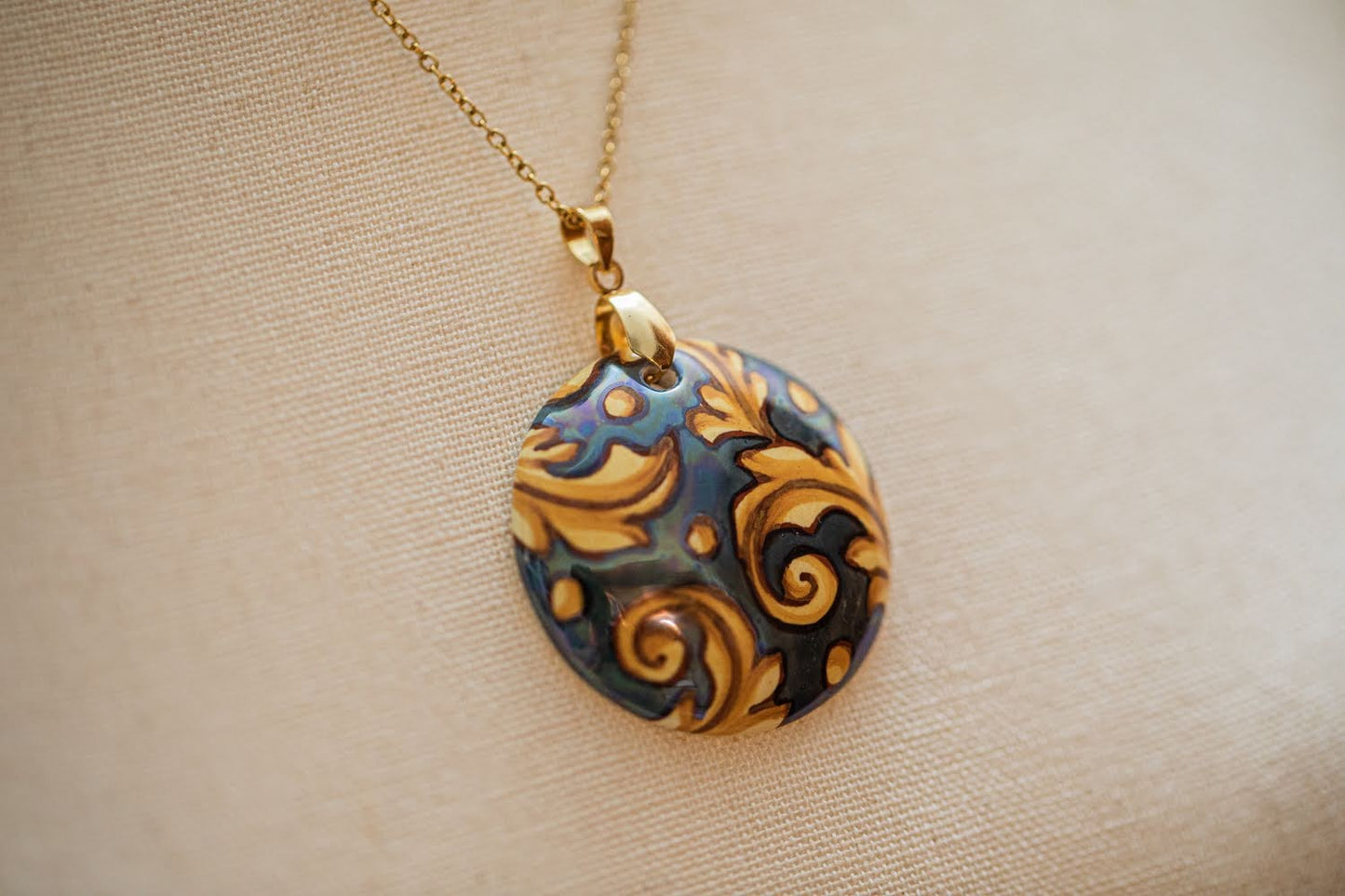 Linea LUXURY Gold and Blue Leaves Small Round Necklace