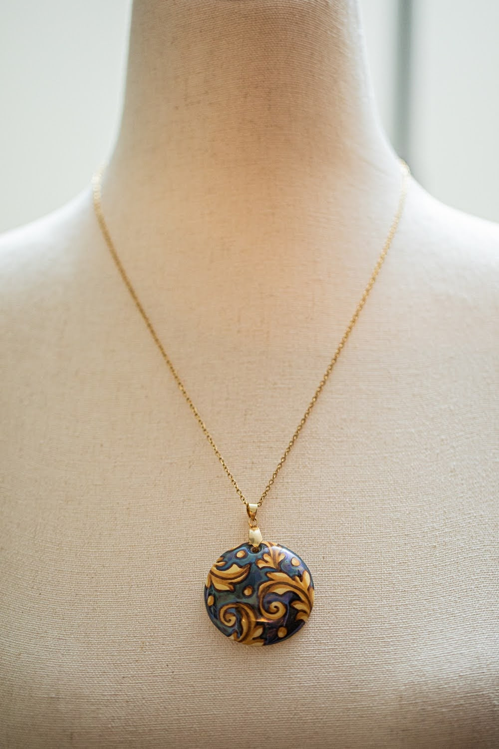 Linea LUXURY Gold and Blue Leaves Small Round Necklace