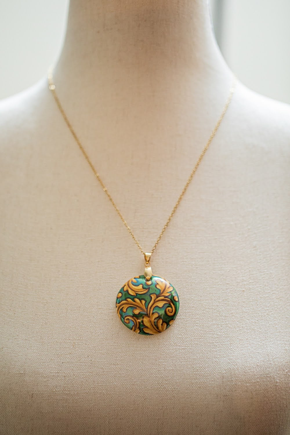 Linea LUXURY Gold and Blue Leaves Small Round Necklace